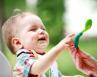 Développement de l’enfant : Pourquoi bébé joue-t-il avec tout et rien ? 