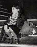 Fillette juive allemande à son arrivée au camp de réfugiés de Harwich. Angleterre, 2 décembre 1938 © Mémorial de la Shoah / CDJC - Mémorial de la Shoah : “Au cœur du génocide. Les enfants dans la Shoah, 1933-1945”, exposition du 19 juin au 30 décembre 2012
